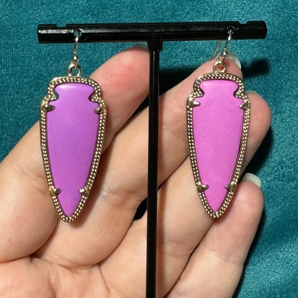 Kendra Scott Gold Sky Arrowhead Earrings in Neon Violet Magnesite - Picture 6 of 7